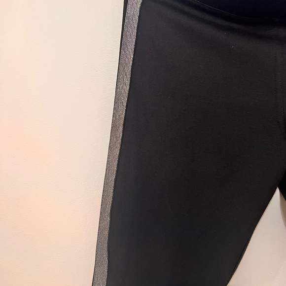 Black leggings with metallic detailing on the sides. - Picture 4 of 4